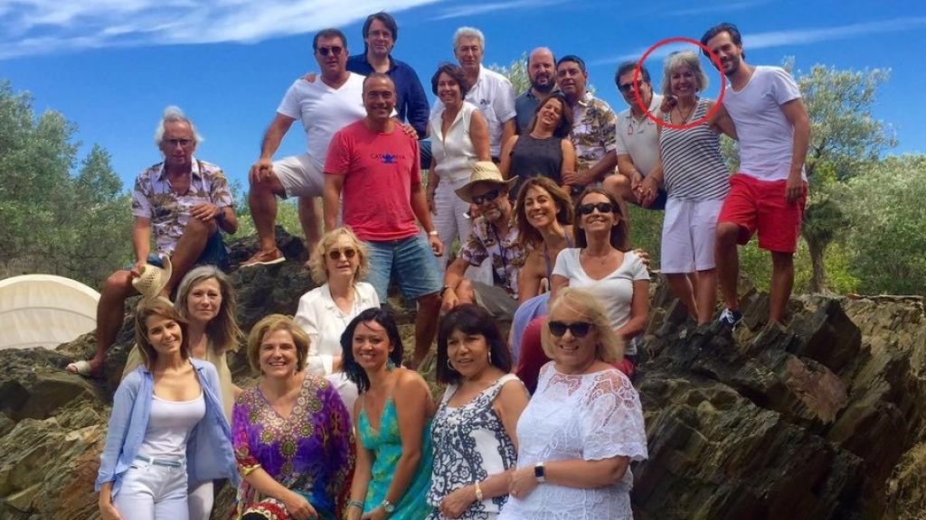La presidenta de la firma de joyería, Alba Tous (señalada con un círculo) en una fiesta en casa de Pilar Rahola (abajo, vestida de fucsia) junto a Carles Puigdemont (arriba, camisa azul) y Joan Laporta (a su lado, con gafas de sol).