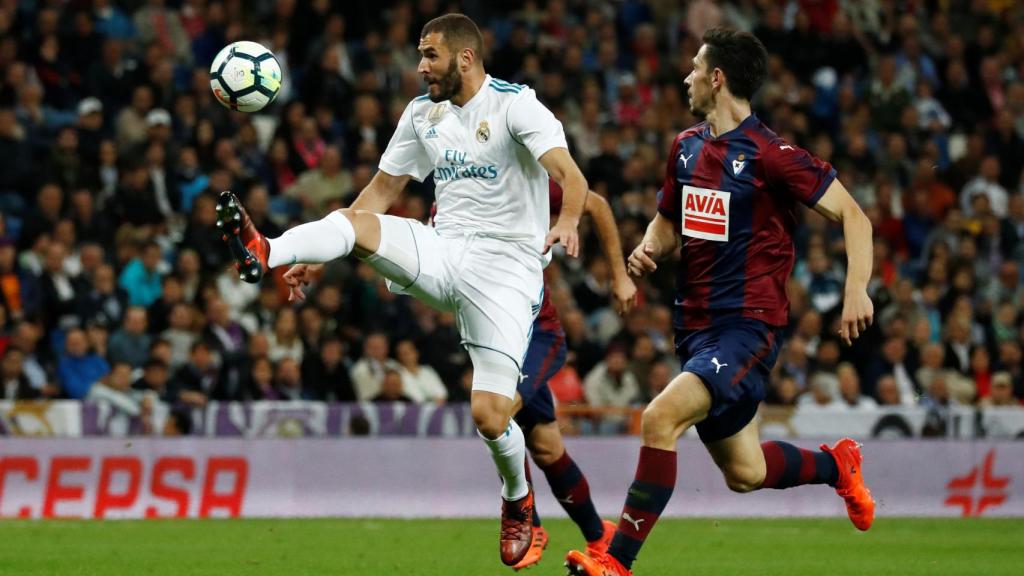Benzema trata de controlar una pelota.