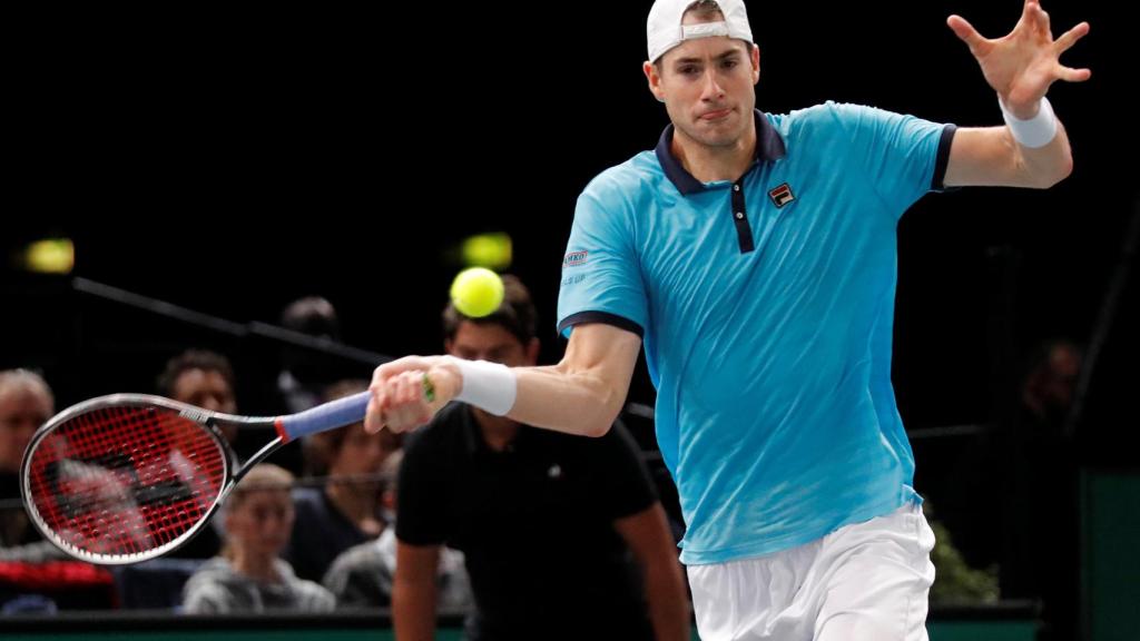 John Isner golpea la pelota.