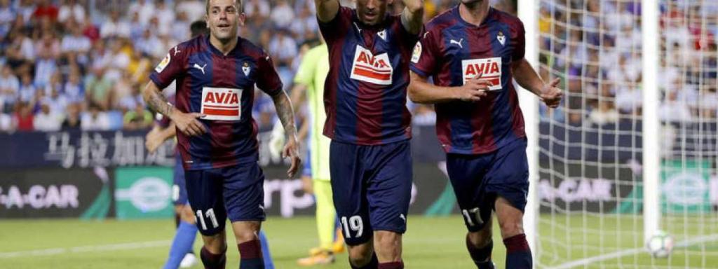 Jugadores del Eibar celebran un gol.