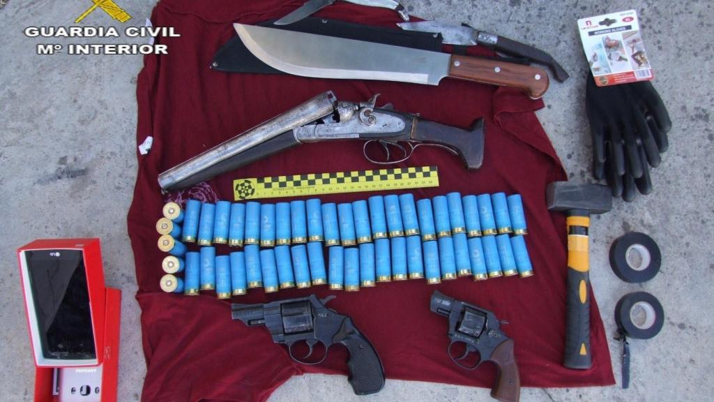 Armamento intervenido a los miembros de la banda.