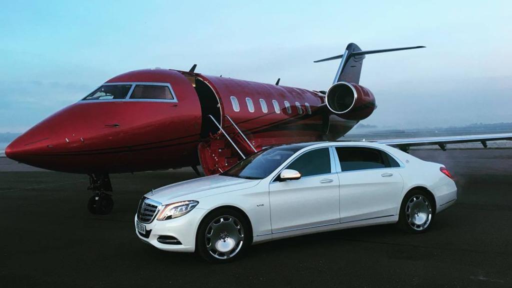 Uno de los coches de lujo de Hamilton junto a su avión privado.