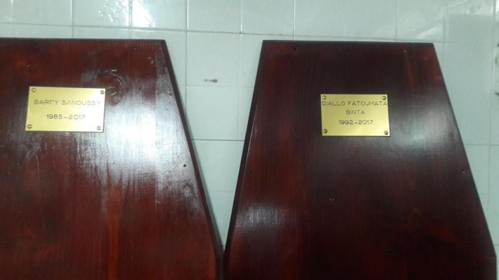 Los féretros de dos de los inmigrantes fallecidos que viajaban en la patera con Mariam