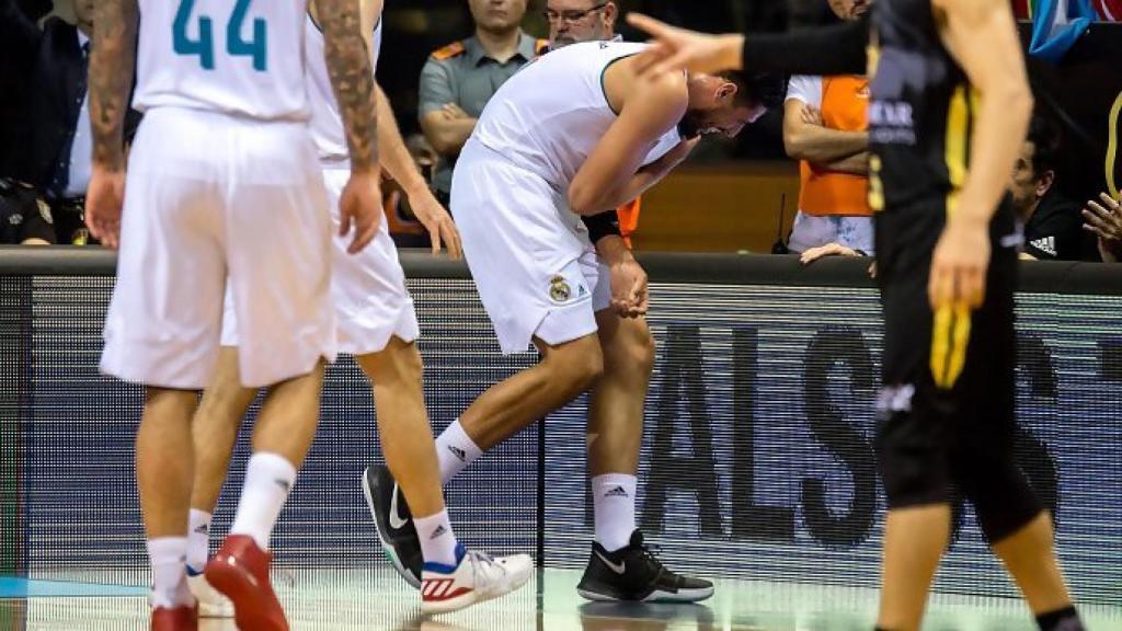 Gustavo Ayón en el momento de su lesión en el hombro.