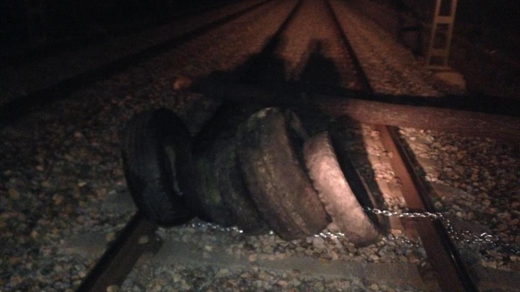 Imagen del sabotaje a las vías de Cercanías en Barcelona.