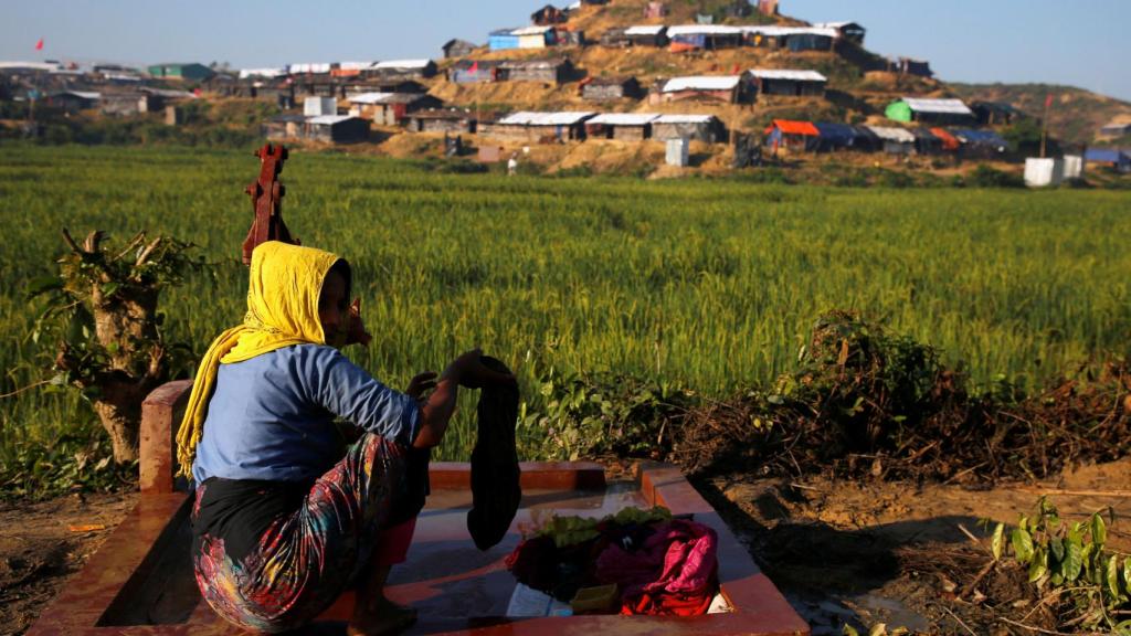 Una persona lava la ropa en el campo de refugiados de Cox’s Bazar.