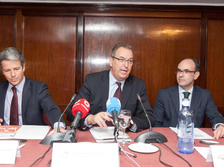 En el centro, César Cort, presidente de la Junta de Valdebebas. A la izquierda, Marcos Sánchez, gerente de la Junta y, a la derecha, David Mellado, socio de PwC.