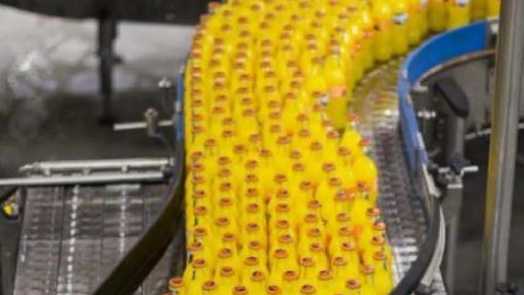 Botellas de Fanta listas para salir de la fábrica.