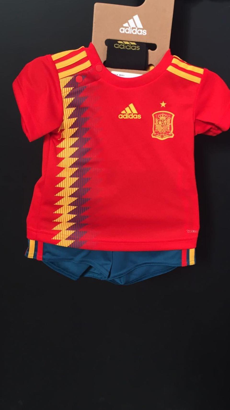 Equipación nueva para bebés de la selección española de fútbol.