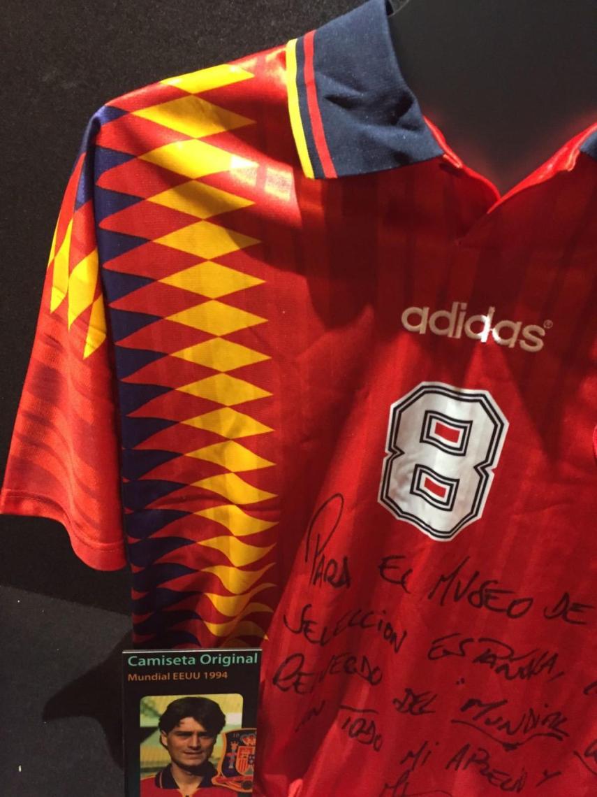 Camiseta original del Mundial 1994, con los mismos colores, firmada por Julen Guerrero.