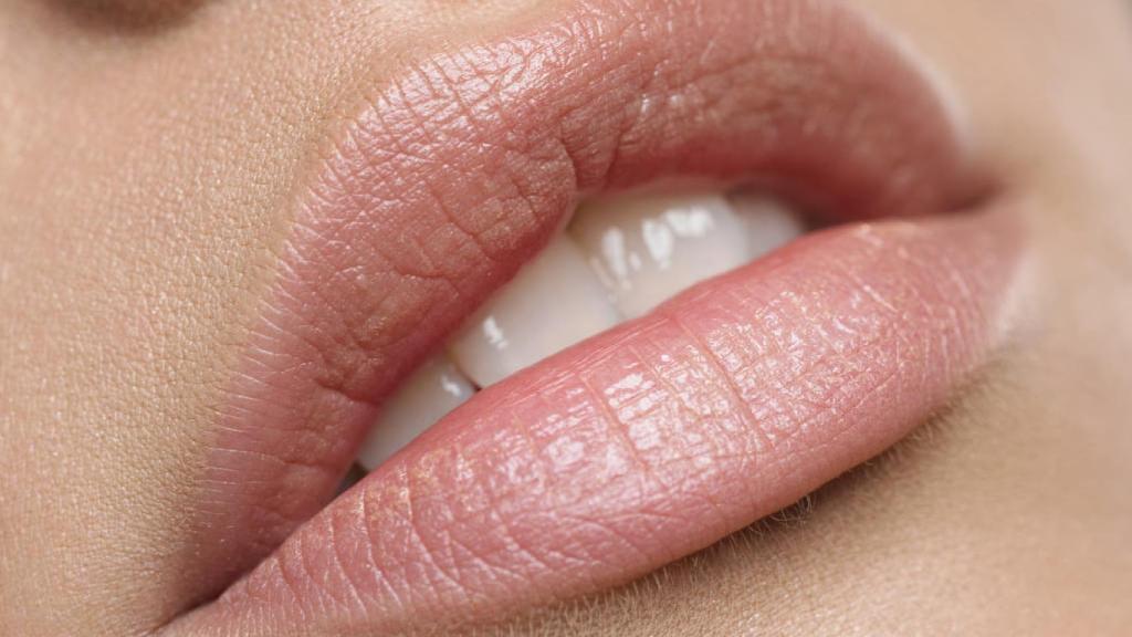 Una mujer con los labios pintados.