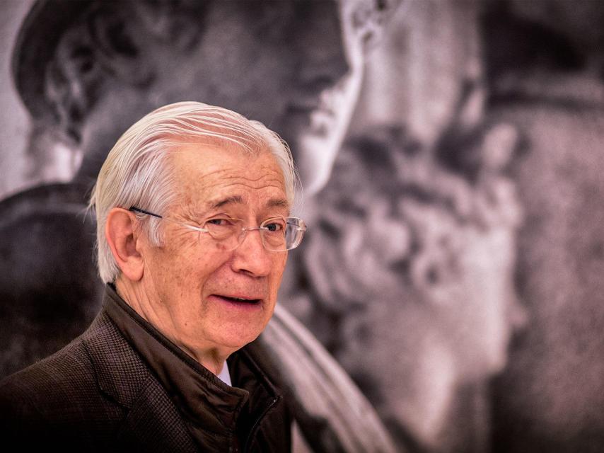 Óscar Alzaga durante esta entrevista, en su despacho de Madrid.