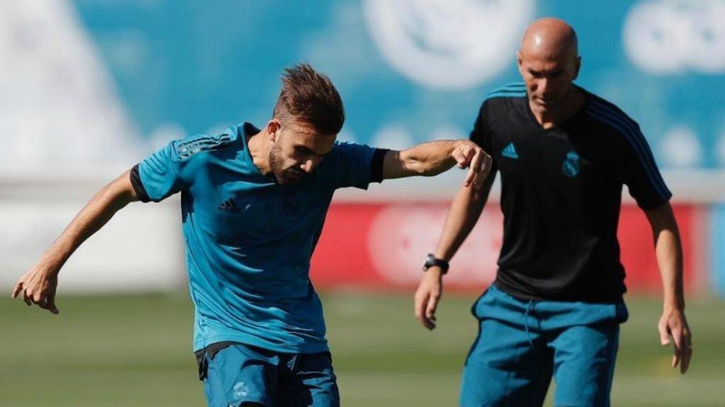 Zidane vigila atentamente a Mayoral. Foto (@Mayoral_Borja)