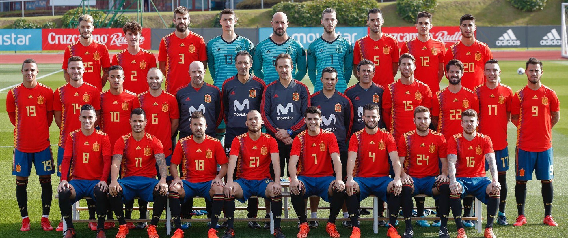 La foto de la polémica: España ya posa con su nueva equipación