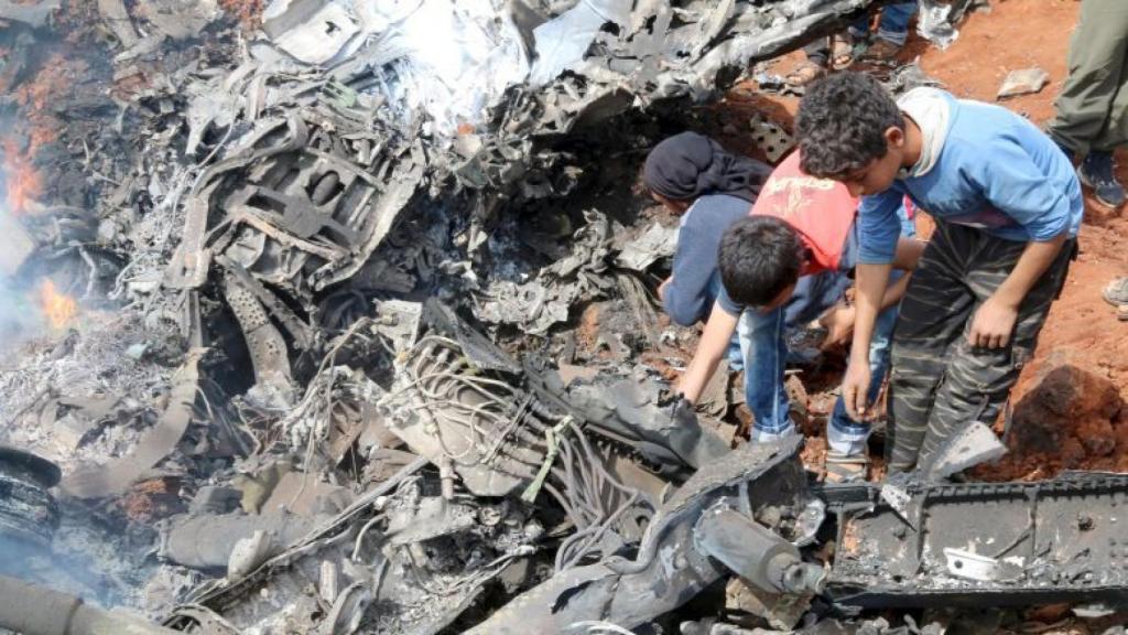 Niños entre los restos tras un ataque en Aleppo, Siria.
