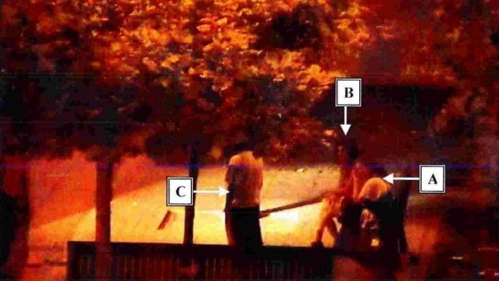 Momento en el que la chica, sentada en un banco (A), cuenta a una pareja que acaba de ser violada.