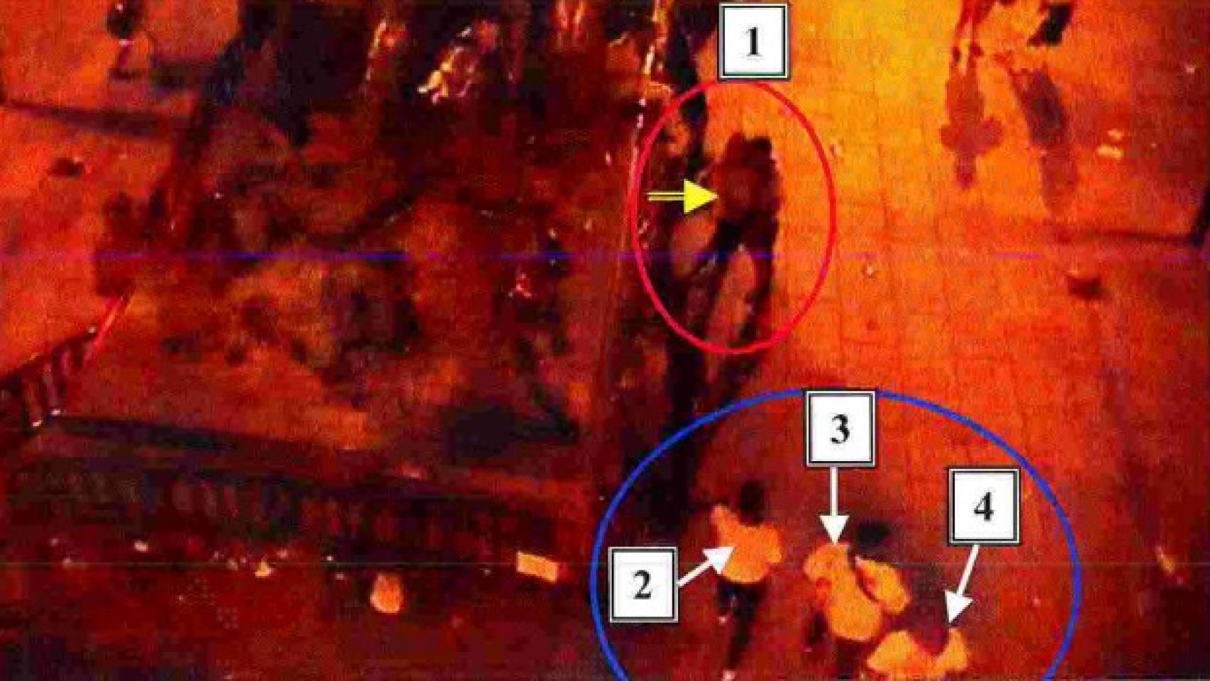 Tras la violación. Las imágenes muestran cómo uno de los sevillanos (1) ayuda a la joven a bajar de una estatua mientras (2,3,4) el resto del grupo sevillano se acerca a ella.