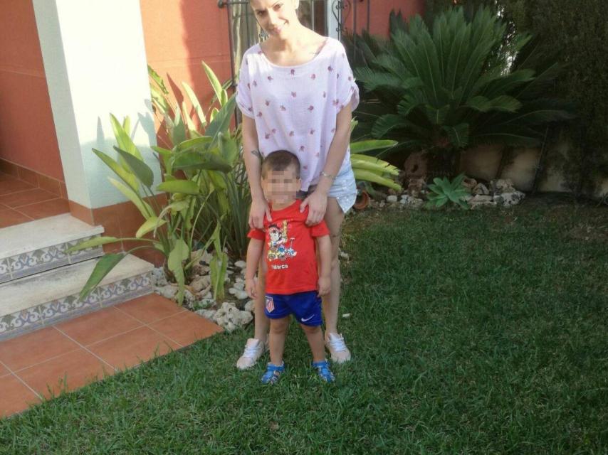 Jessica, con su pequeño de seis años.