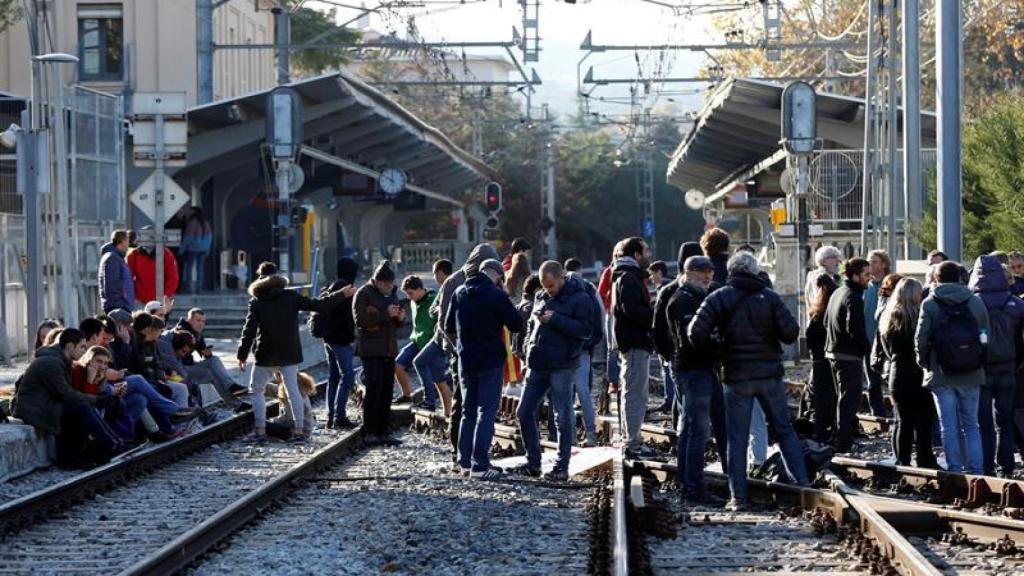 Manifestantes cortan la vía en la estación de Sant Cugat del Vallèst.
