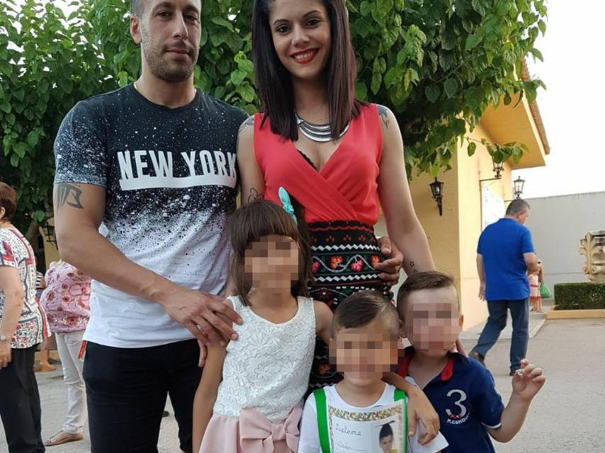 Jessica con Imanol, la hija de él, de diez años, el hijo de ambos, de seis, y otro menor.