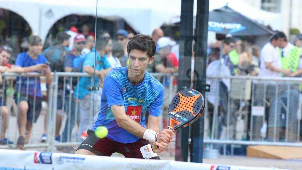 Maty Marina a punto de golpear la pelota.