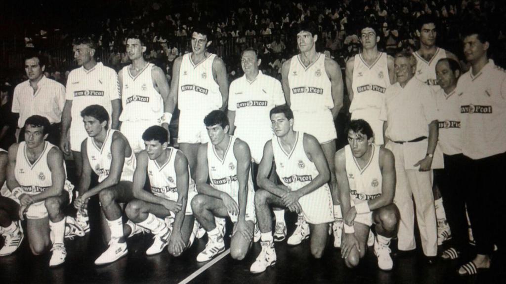 Petrovic (tercero izquierda abajo) junto a algunos de nuestros entrevistados poco antes de dejar el Madrid.