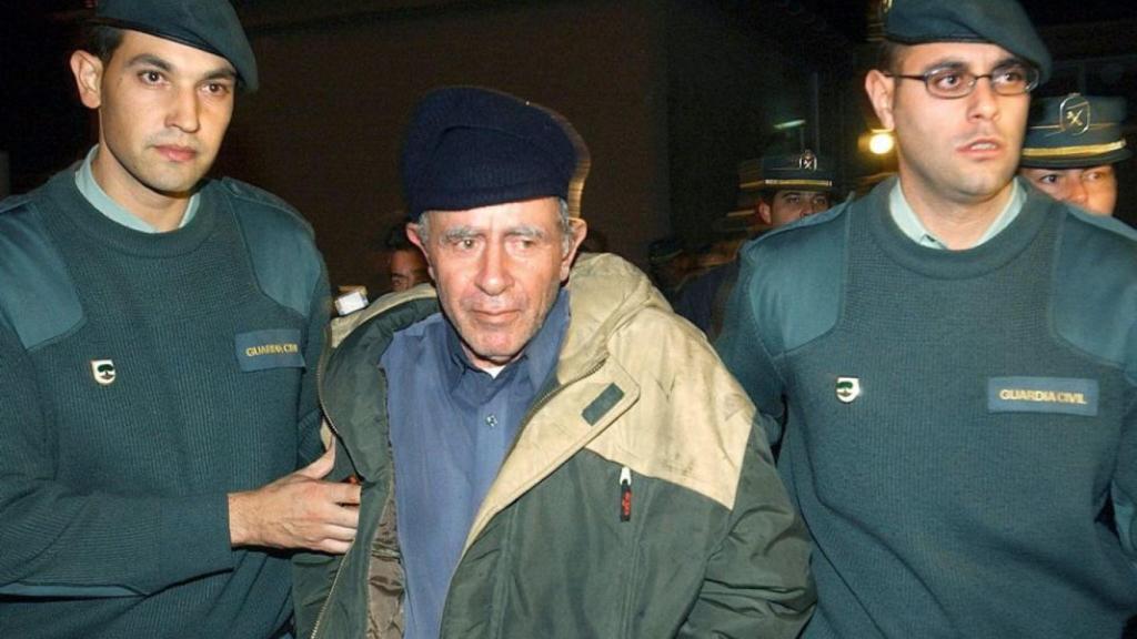 El capitán Mangouras, detenido por los agentes de la Guardia Civil.