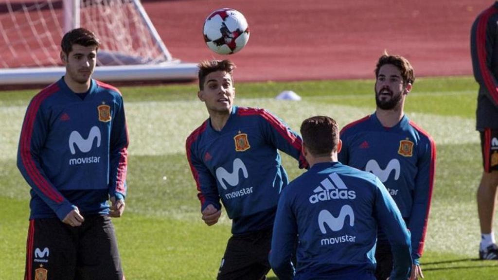Bartra se perfila para cabecear rodeado de Morata e Isco.
