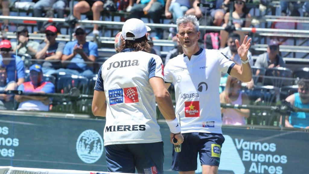 Juani Mieres y Miguel Lamperti celebran un punto.