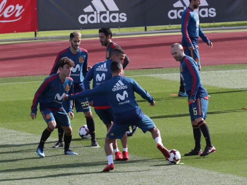 Los jugadores hacen un rondo durante el entrenamiento en las Rozas.