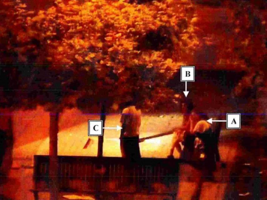 Momento captado por las cámaras de vigilancia de Pamplona en el que la joven denuncia su violación ante la Policía Local.