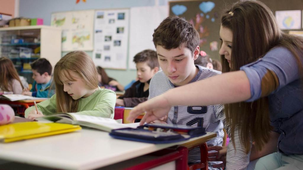 Estudiantes en el colegio.