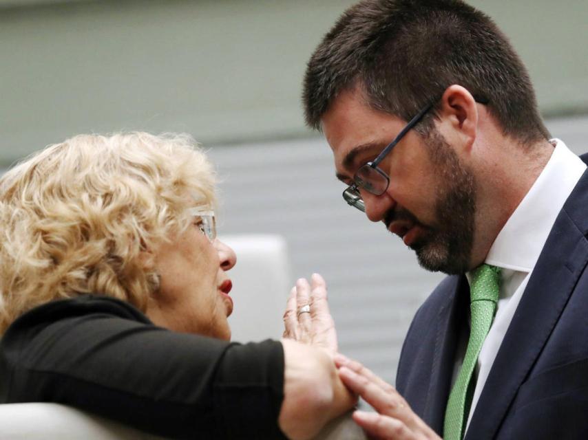 La alcaldesa y el delegado del área, Carlos Sánchez Mato.