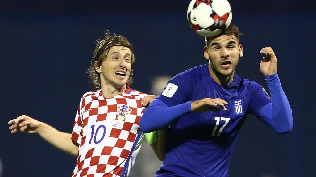 Modric y Tachtsidis disputan un balón en el Croacia-Grecia.