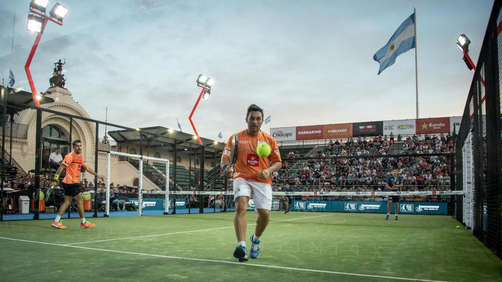 Panorámica de uno de los partidos del Buenos Aires Padel Master.