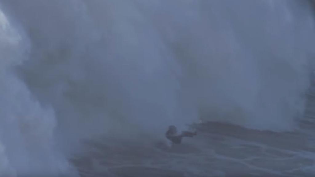 Andrew Cotton en pleno vuelo tras el impacto con la ola.