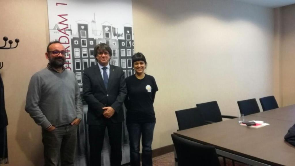 Puigdemont, con los diputados de la CUP Anna Gabriel y Benet Salellas, este viernes en Bruselas.