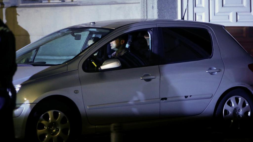 El coche que transporta a Carme Forcadell a la prisión de Alcalá Meco.
