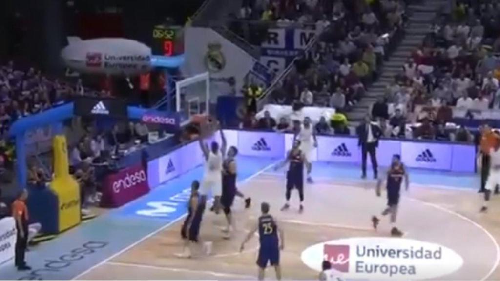Primera canasta de Tavares con el Madrid. Foto: Twitter (@kiaenzona)