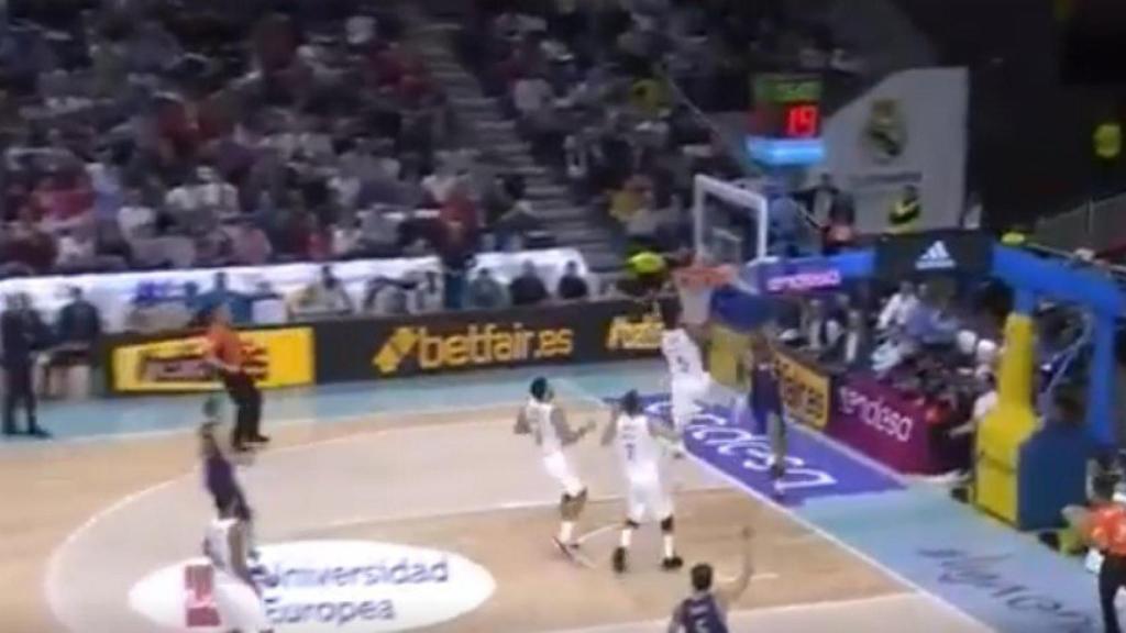 El tremendo tapón de Rudy Fernández en el Clásico. Foto: Twitter (@kiaenzona)