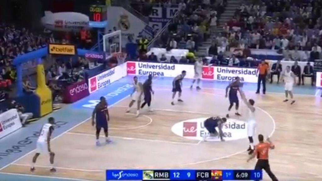 Triple de Luka Doncic ante el Barça. Foto: Twitter (@MovistarBasket)