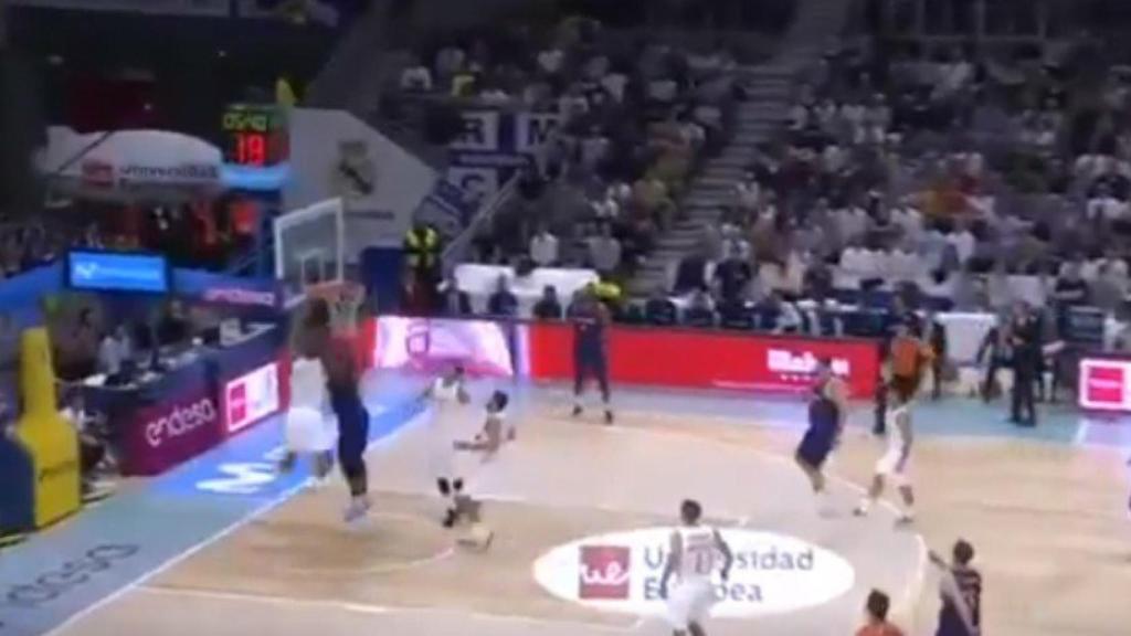 Randolph y su tremendo tapón a dos manos. Foto: Twitter (@MovistarBasket)