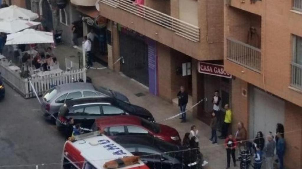 Exterior del domicilio donde se han producido los hechos en Alzira.