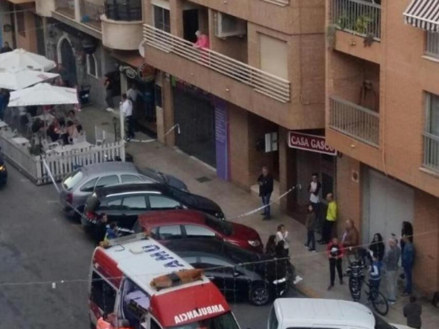 Exterior del domicilio donde se han producido los hechos en Alzira.