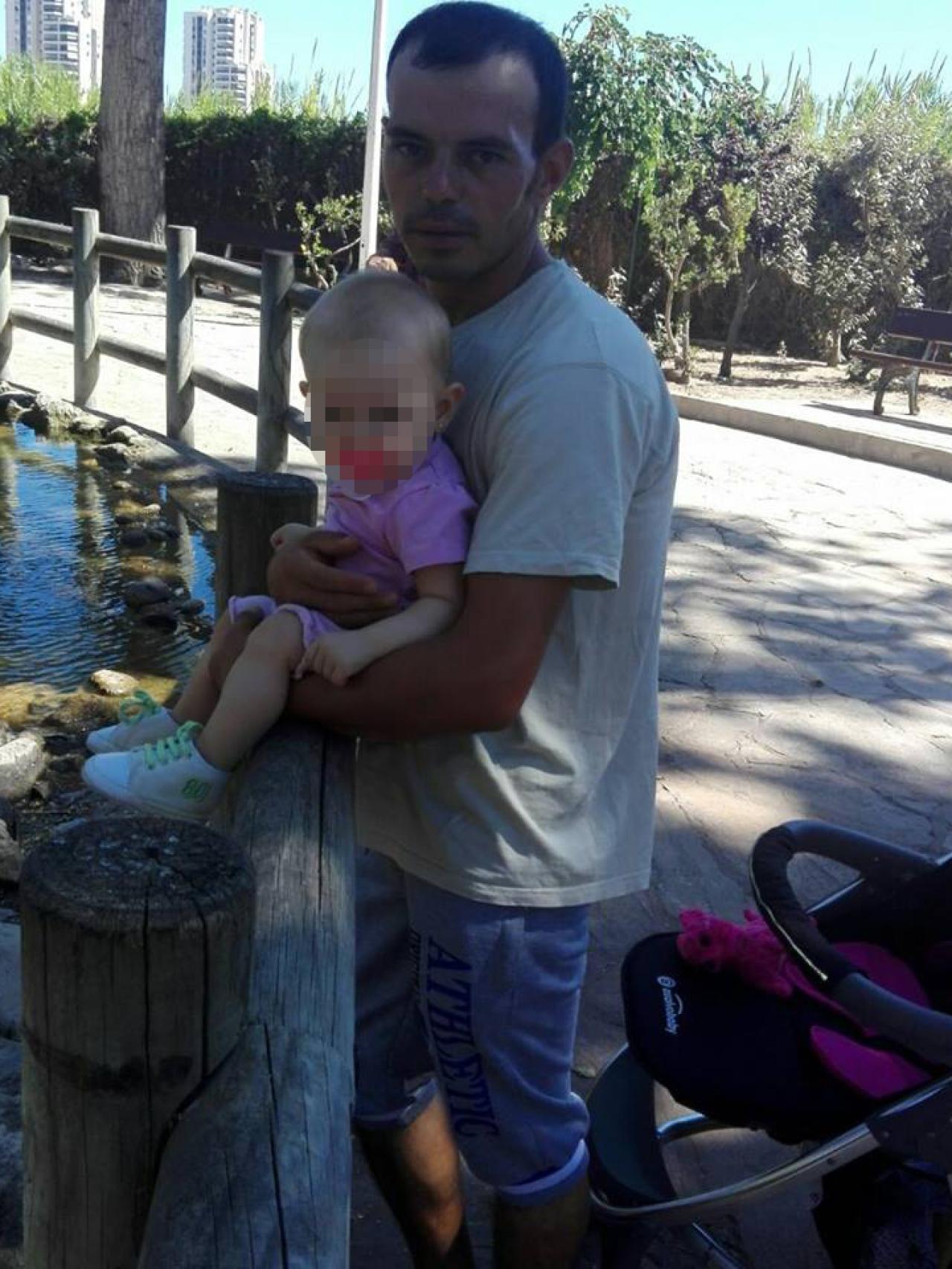 Laurentiu Mihai con su hija de dos años en una foto el pasado mes de febrero. Acabó con su vida este domingo.