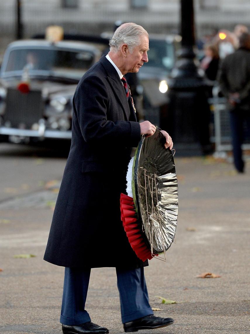Carlos porta la corona de flores.