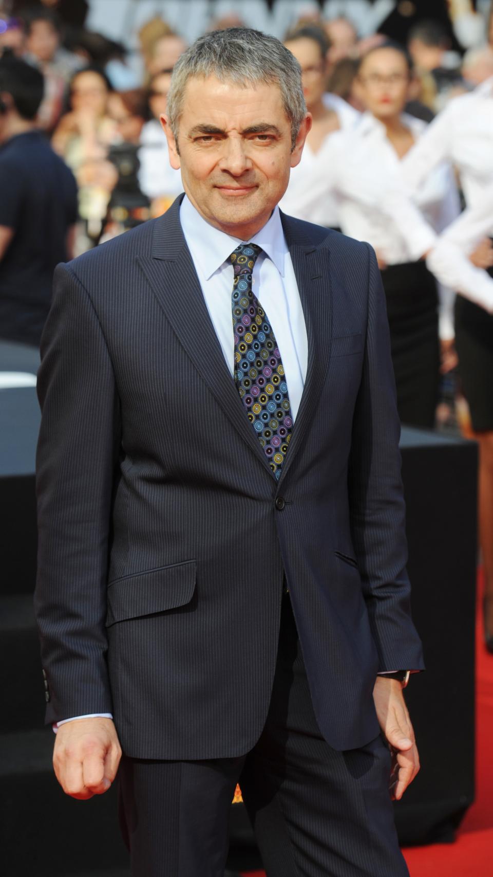 Rowan Atkinson posando en un photocall.