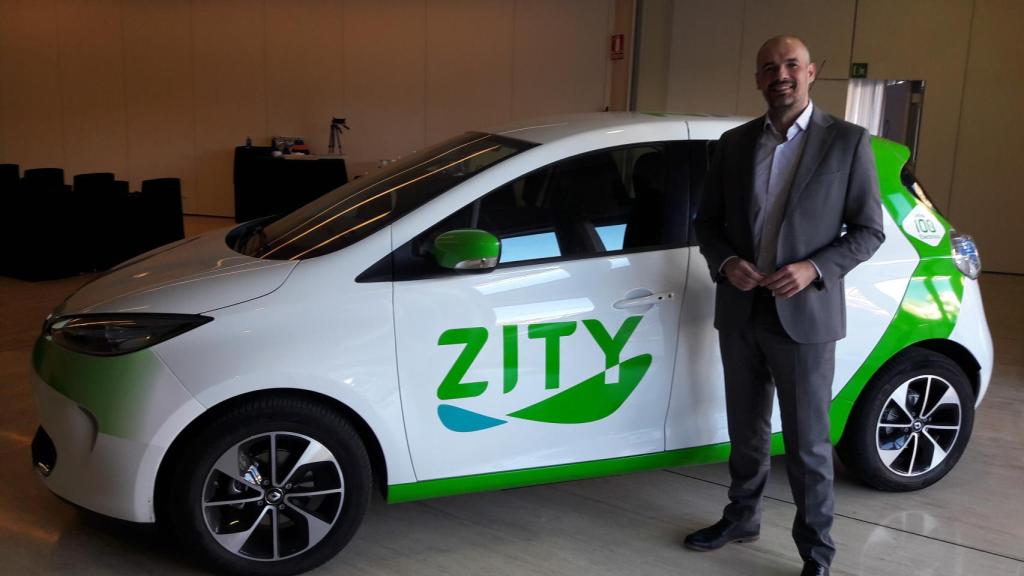 El consejero delegado de Zity junto a uno de los vehículos Renault.