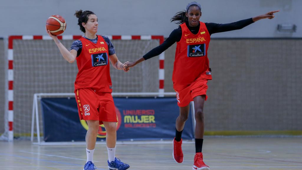 Nicholls junto a Astou Ndour en pleno entreno.