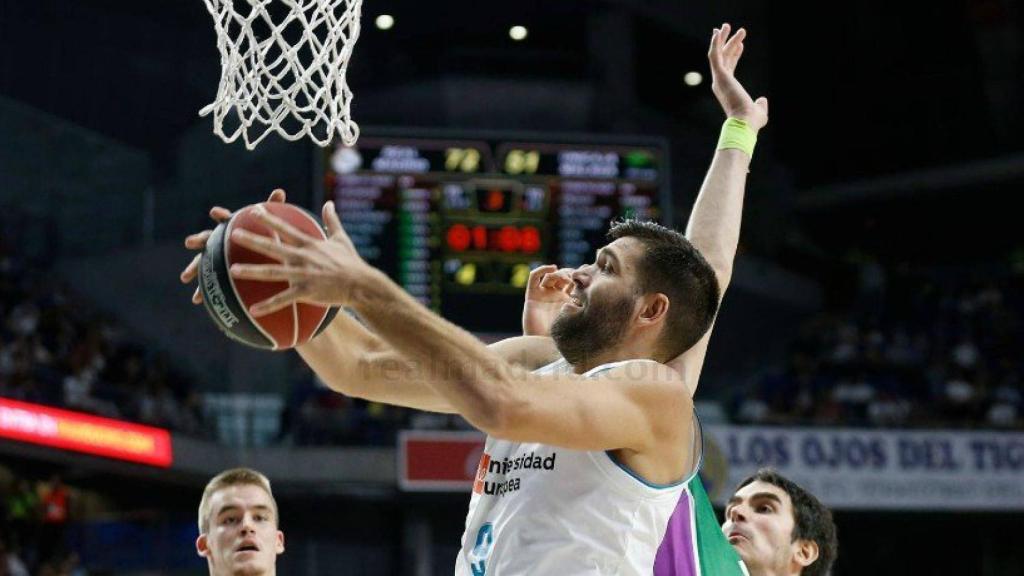 Felipe Reyes trata de anotar contra el Unicaja.